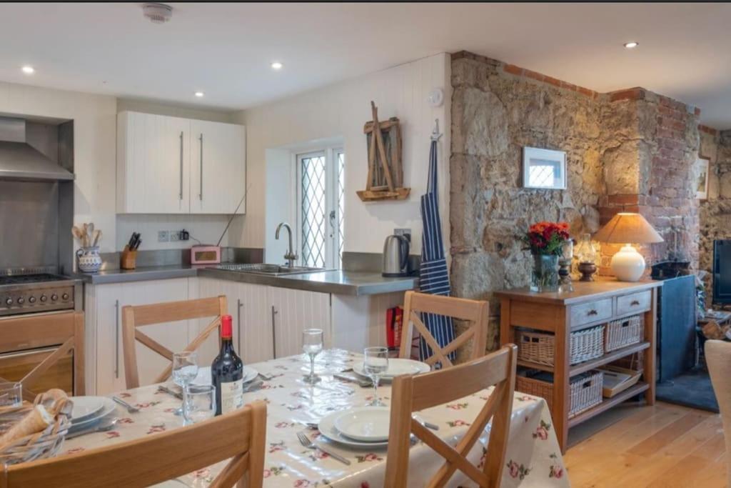 The Old Boat House, Seaview - Seafront Three Bedroom Cottage With Separate Two Bedroom Annexe Экстерьер фото