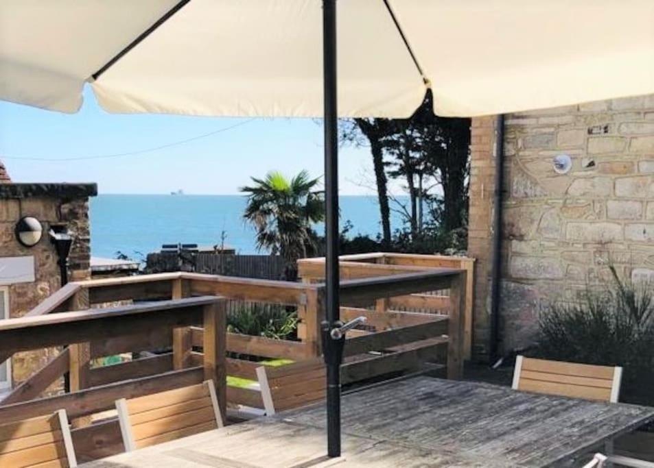 The Old Boat House, Seaview - Seafront Three Bedroom Cottage With Separate Two Bedroom Annexe Экстерьер фото